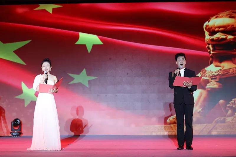 诗朗诵《祖国啊,我亲爱的祖国》诵出了广大职工对祖国的深沉的爱.